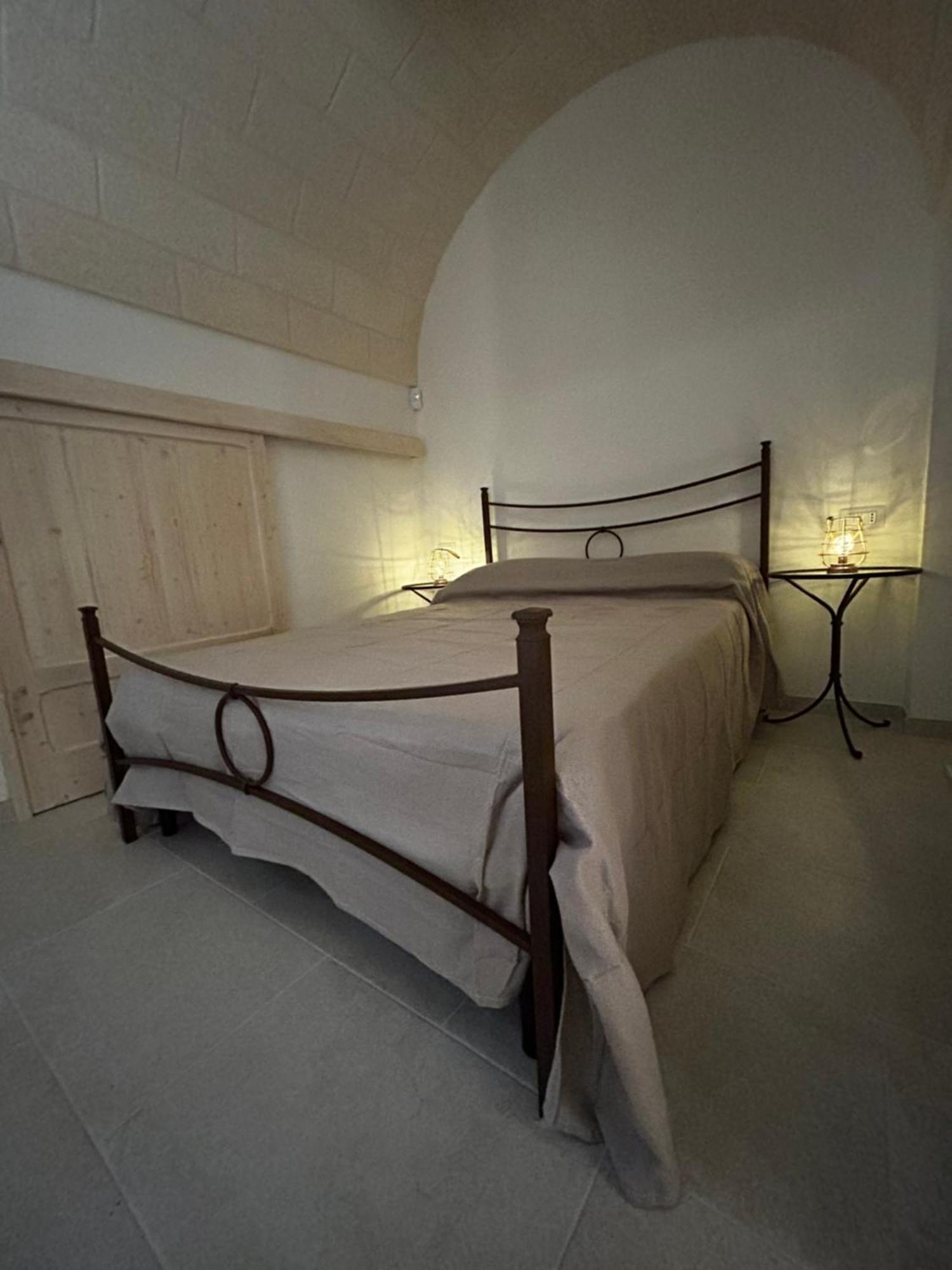 Il Trullo Di Bina Bed & Breakfast Pezze Di Greco Bagian luar foto
