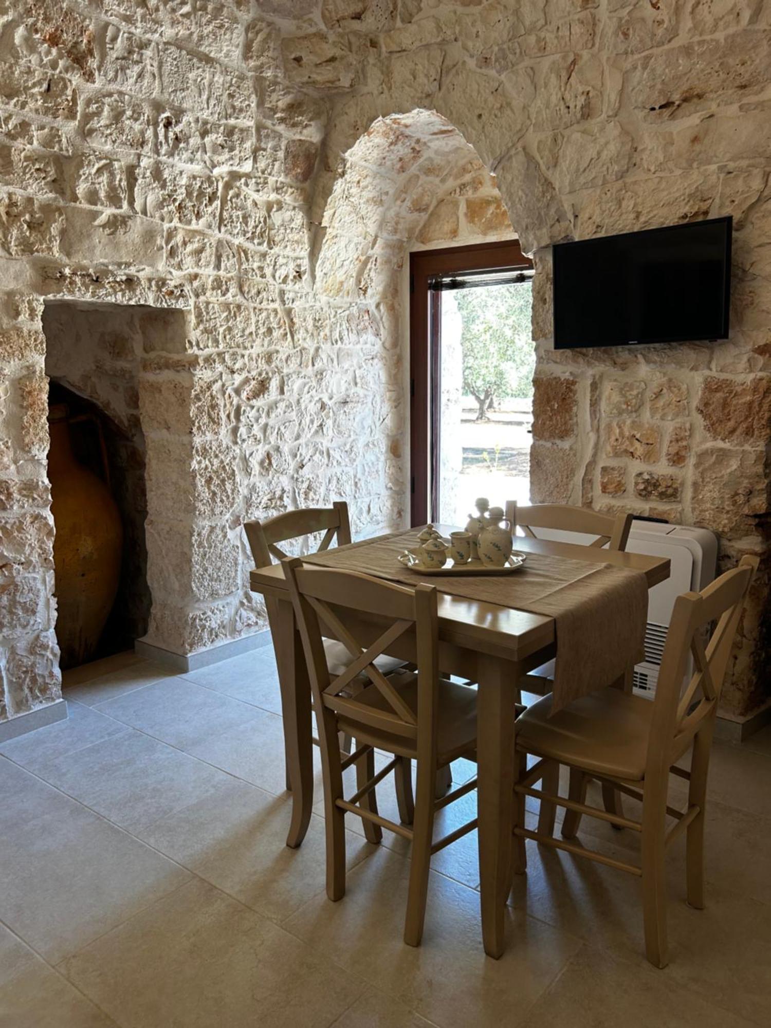 Il Trullo Di Bina Bed & Breakfast Pezze Di Greco Bagian luar foto