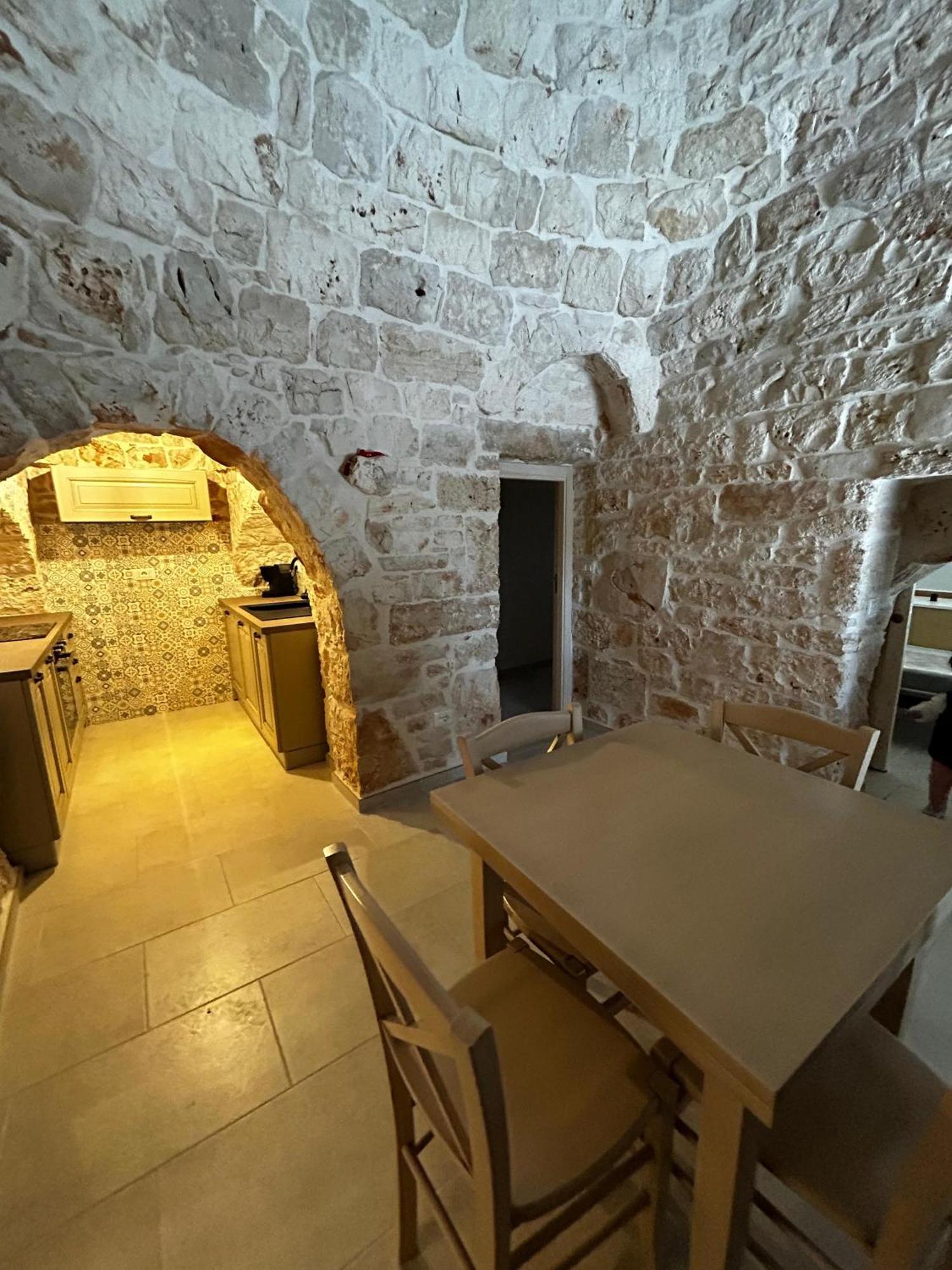 Il Trullo Di Bina Bed & Breakfast Pezze Di Greco Bagian luar foto